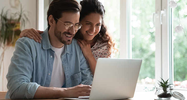 Pareja feliz escogiendo su nuevo hogar